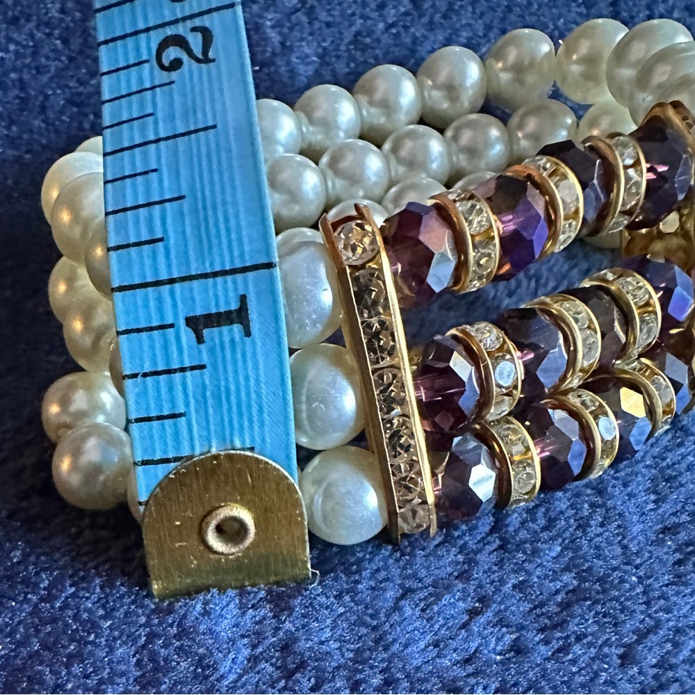 Beautiful faux pearl bracelet with purple hue jewels Stylish and timeless. - Picture 4 of 6